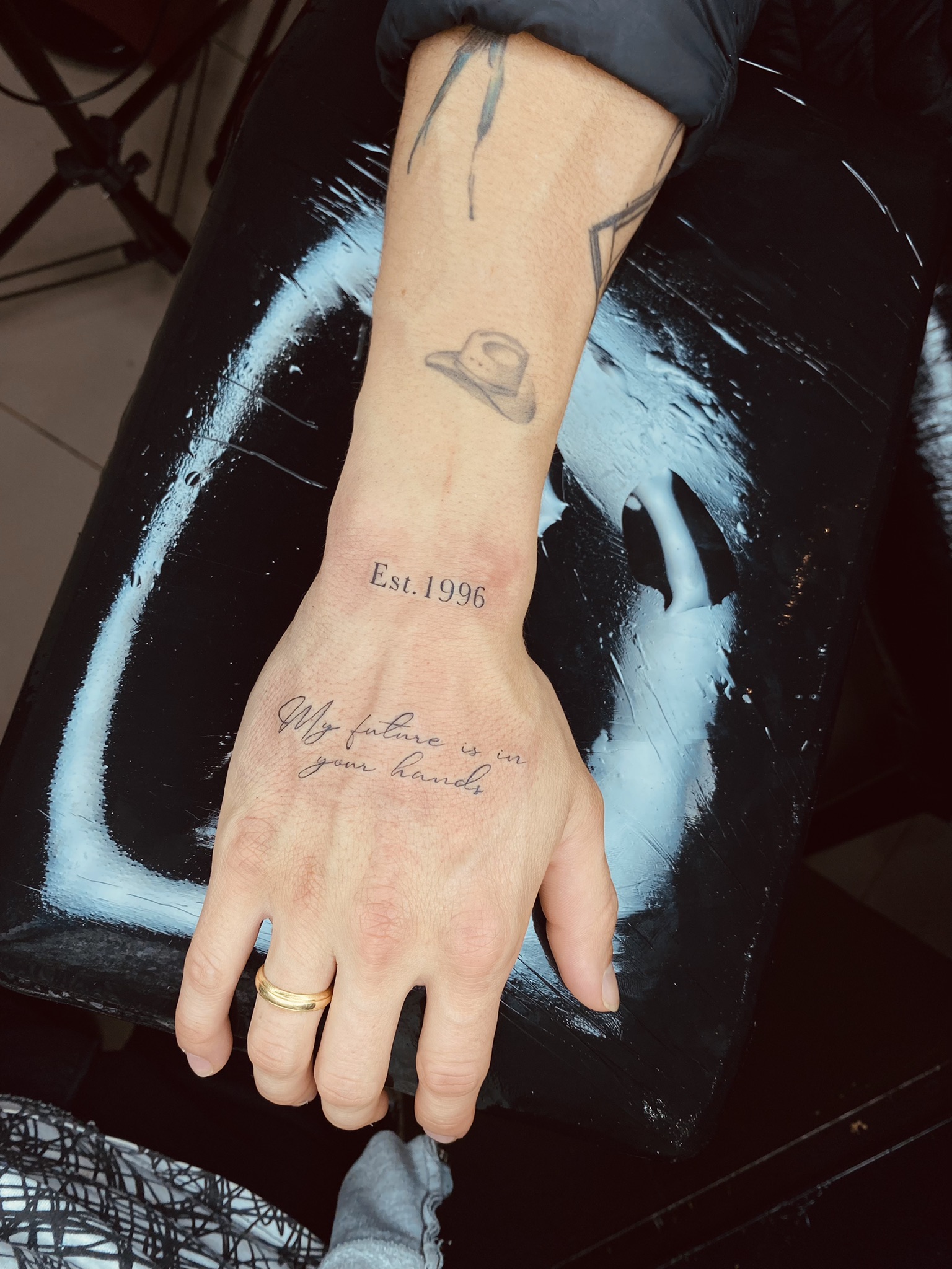 Tatuaje lettering línea fina — 222 Tattoo Studio